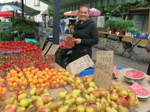 Trhovníčka Lenka Bérešová (32) predáva ovocie na Dominikánskom námestí v Košiciach. „Máme ovocie priamo z Maďarska, kde sa pestujú. Najväčšiemu úspechu sa tešia jahody a marhule,“ prezradila. 