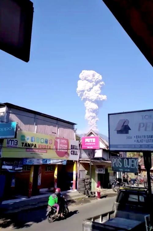 Indonézska sopka Merapi sa prebudila k životu.