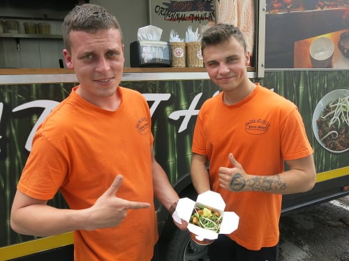 Populárny ázijský pokrm pad thai pripravuje thajský kuchár, ktorému asistujú Sebastián (28) a Šimon (19).
