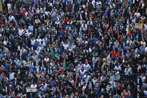 Demonštranti pochodujú počas demonštrácie proti otvoreniu amerického veľvyslanectva v Jeruzaleme.