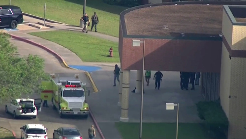 Na škole Santa Fe Hight School sa strieľalo.