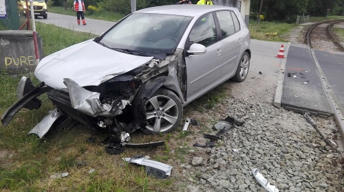 Vodič tohto auta narazil v utorok do osobného vlaku neďaleko Žiliny.