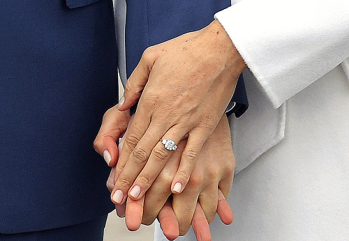 Prsteň: Meghan na ruke žiari prsteň s tromi diamantmi. Dva z nich sú po princeznej Diane.