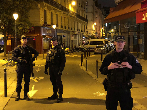 Polícia na mieste útoku v Paríži.