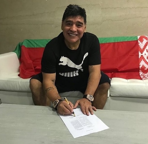 Diego Maradona pri podpisovaní novej zmluvy.