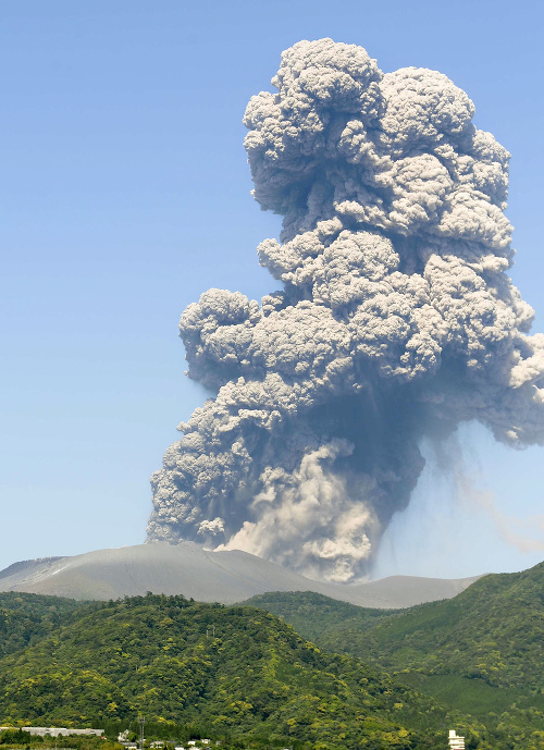 Dym stúpa z krátera prebudenej sopky Šinmoedake po erupcii na ostrove Kjúšu