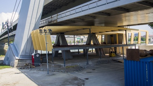 Pod Mostom SNP rastie nová stavba.