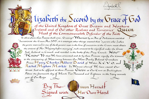 Kráľovná Alžbeta, formálne dovolila Harryho sobáš oficiálnym dokumentom.
