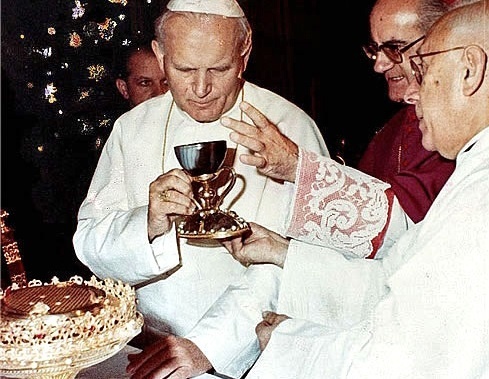 Pravý: Z kalicha vo Valencii , ktorý je podľa cirkvi ten pravý, sa napil aj pápež Ján Pavol II.