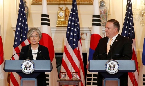Americký minister zahraničných vecí Mike Pompeo so svojou juhokórejskou rezortnou kolegyňou Kang Kjong-wha