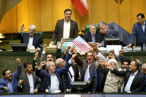 V iránskom parlamente po verdikte Trumpa pálili americkú vlajku.
