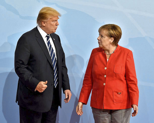 Prezident Donald Trump svojimi prejavmi tela hovorí o jednoznačnej neakceptácii a nízkom rešpekte ku kancelárke Angele Merkelovej. 