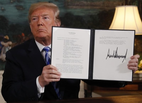 Donald Trump s podpísaným prezidentským memorandom o odstúpení USA od jadrovej dohody s Iránom.