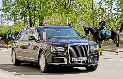 Putina priviezla len nedávno dokončená limuzína Aurus, ktorá vznikla ako súčasť projektu Kortež. 