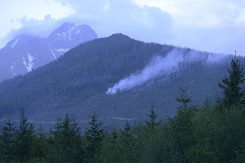Lesný požiar v masíve Stežky na rozhraní Vysokých a Belianskych Tatier.