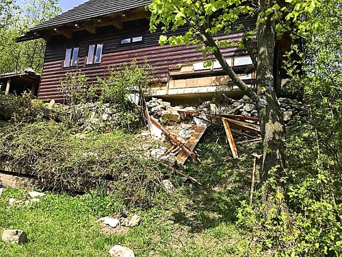 Mocná medvedica zničila aj úle v susedstve Mackovcov.