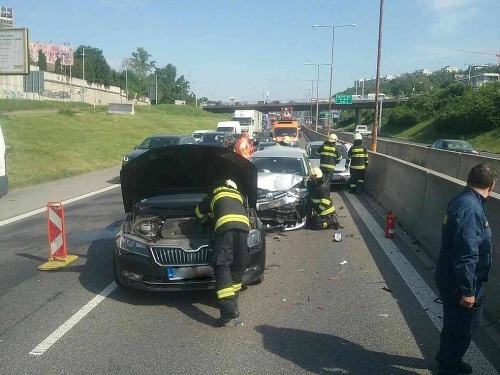 Pri nehode sa zrazilo šesť áut.