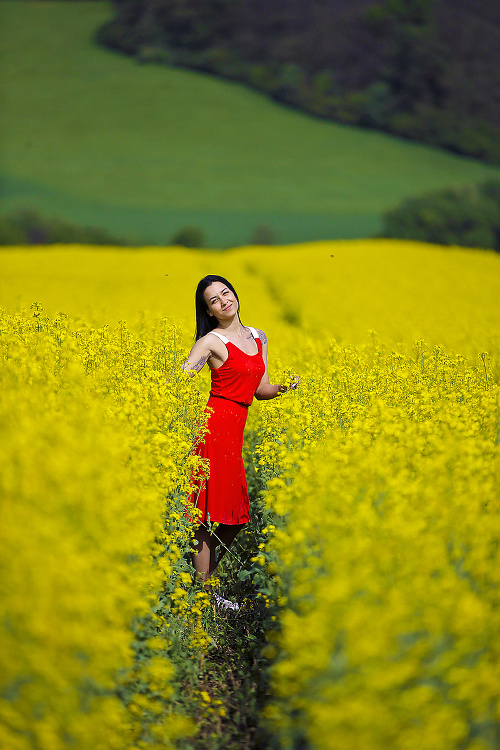 Patrícia (23) z Lučenca obdivuje záplavu žltých kvetov na poli pri Fiľakove.