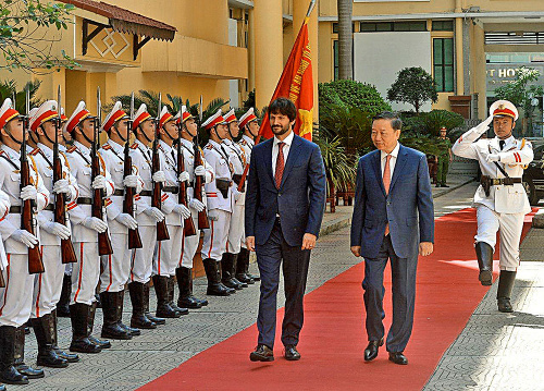 Kaliňák sa s ministrom vnútra Vietnamu To Lamom stretol vo vládnom hoteli Bôrik, kde parkovalo aj podozrivé auto.