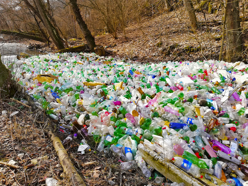 BODVA: Takto hrozne vyzerá riečka na východe Slovenska každý rok. Zaplaví ju plast.