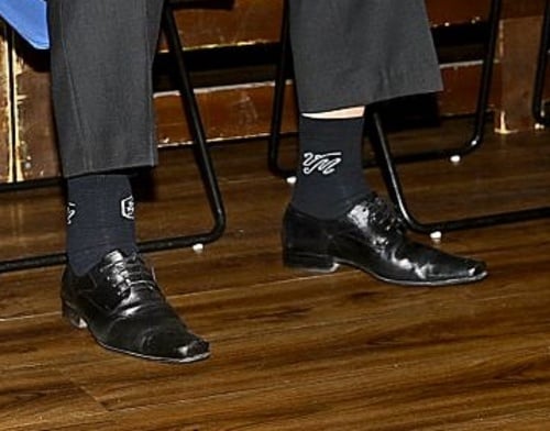 Bývalý šéf HZDS sa ukázal na krste knihy exministra spravodlivosti. Nosí ponožky s vlastnými iniciálkami.