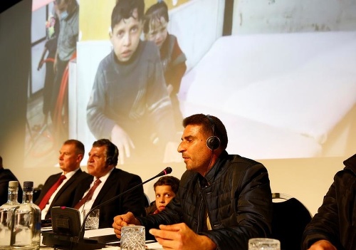 V Haagu prehovoril neznámy muž so synom, ktorí pochádzajú z mesta Dúmá v Sýrii.