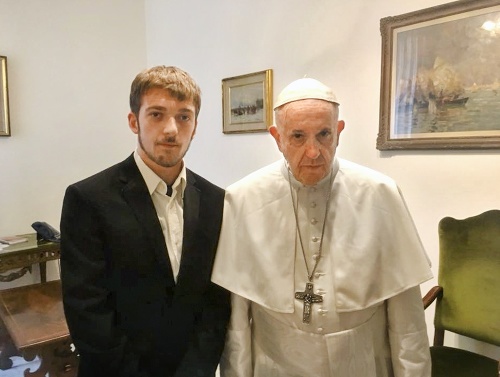 Otec Tom bol prosiť o pomoc aj pápeža. Vpravo Alfi e dýcha sám v náručí mamy.