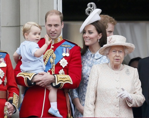 Členovia britskej kráľovskej rodiny na balkóne Buckinghamského paláca. Dav prišiel pozdraviť aj princ George.