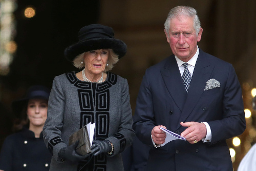Princ Charles a Camilla po omši na pamiatku obetí ničivého požiaru. 
