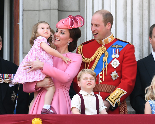 Kráľovská rodinka počas každoročnej vojenskej prehliadky Trooping the Colour.