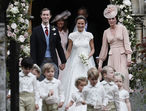 Novomanželia po obrade, vpravo vojvodkyňa Kate.