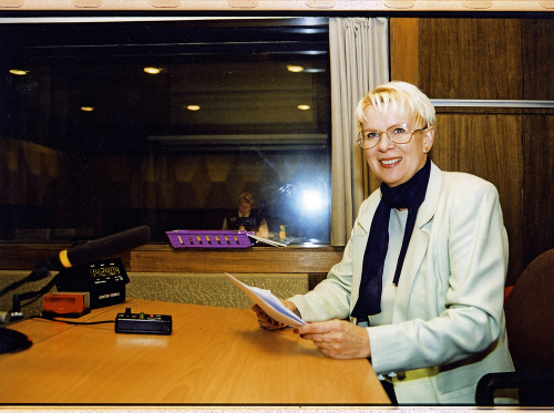 OKTÓBER 2001: V rozhlasovom štúdiu je Andrea ako doma.