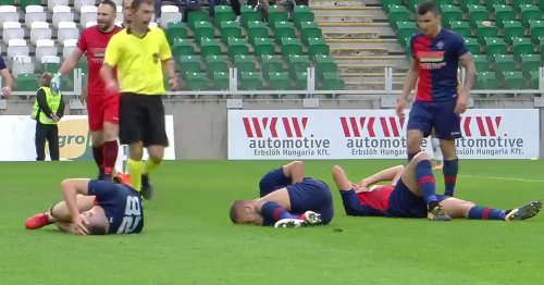 Vidieť takto ležať troch futbalistov z jedného mužstva je naozaj na pobavenie.