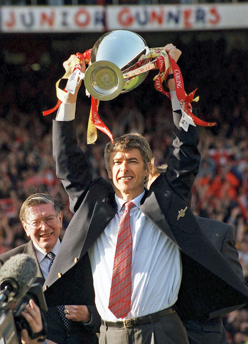 1998: Prvá trofej: Už po dvoch rokoch na Highbury zdvihol nad hlavu pohár pre majstra Anglicka.
