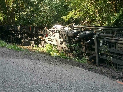 Kamión, ktorý prepravoval osobné autá, sa pri Prievidzi ocitol v priekope.  