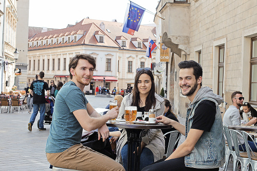 Maťo (25), Petra (22) a Dominik (23) spoločne trávili chvíle pri káve a pivku v centre Bratislavy. 