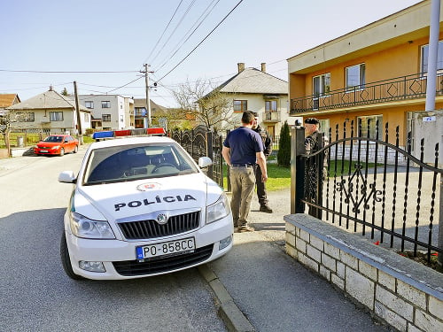 Vstup do domu v Nemcovciach policajti zablokovali autom.