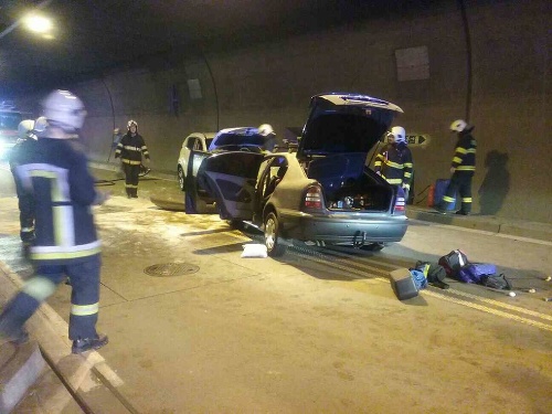 V tuneli Branisko sa v stredu poludní zrazili tri autá.