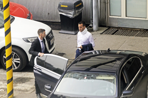 Bratislava, Kramáre, 16.4.2018, 10.05 hod - Drucker pár hodín pred ohlásením vlastnej demisie odchádza z nemocnice, kde mu liečia krčnú platničku