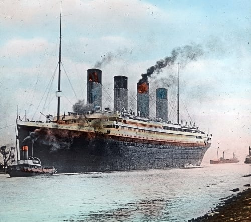 Titanic sa potopil v noci zo 14. na 15. apríla 1912. Haváriu neprežilo 1 500 ľudí.