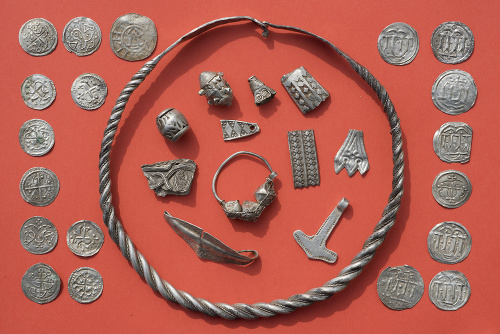 Stovky strieborných mincí, prsteňov, perál a náramkov pochádzajú z čias dánskeho kráľa Haralda Gormssona.
