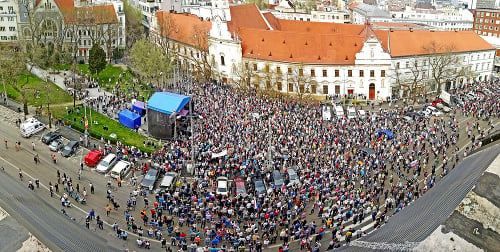 V Bratislave a Humennom protestovali proti Gašparovi a prokurátorovi Kováčikovi