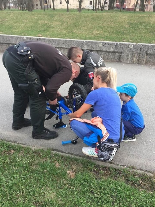 Policajti nelenili a opravili chlapčekovi bicykel.