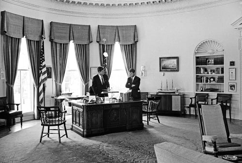 KENNEDYOVCI: Prezident J. F. K. a jeho brat Robert (vľavo) v Oválnej pracovni Bieleho domu.