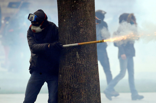 Demonštranti začali hádzať predmety po policajtoch, tí reagovali použitím slzotvorného plynu a vodného dela.