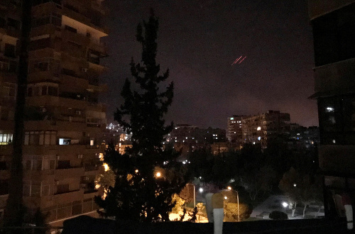 Nad sýrskym hlavným mestom Damask bolo vidieť záblesky a počuť hlasné výbuchy. 