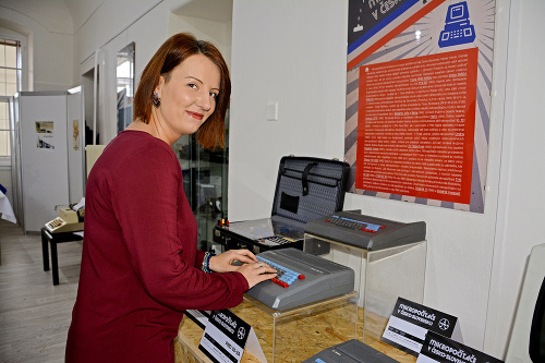 Martina Oštrom Mareková z Gemerskomalohontského múzea obdivuje slovenský počítač PMD 85 – A2.