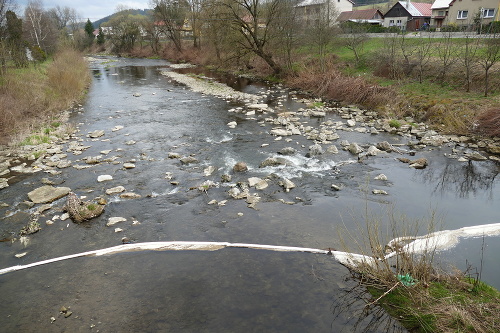 Norné steny v rieke Kysuca v obci Podvysoká pri Čadci počas čistenia 13. apríla 2018.