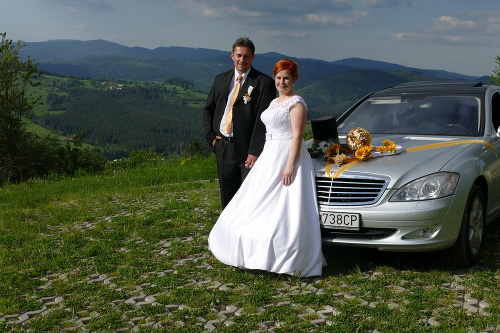 Manželia Peter a Lenka sú po svadbe šťastní.