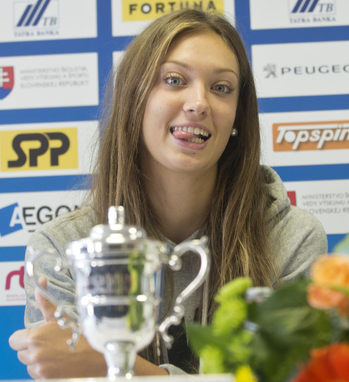 Slovenská tenistka Tereza Mihalíková pózuje s trofejou po zisku titulu v juniorskej dvojhre na grandslamovom turnaji Australian Open v Melbourne. 